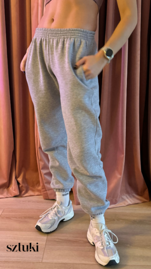 spodnie dresowe z haftem sztuki