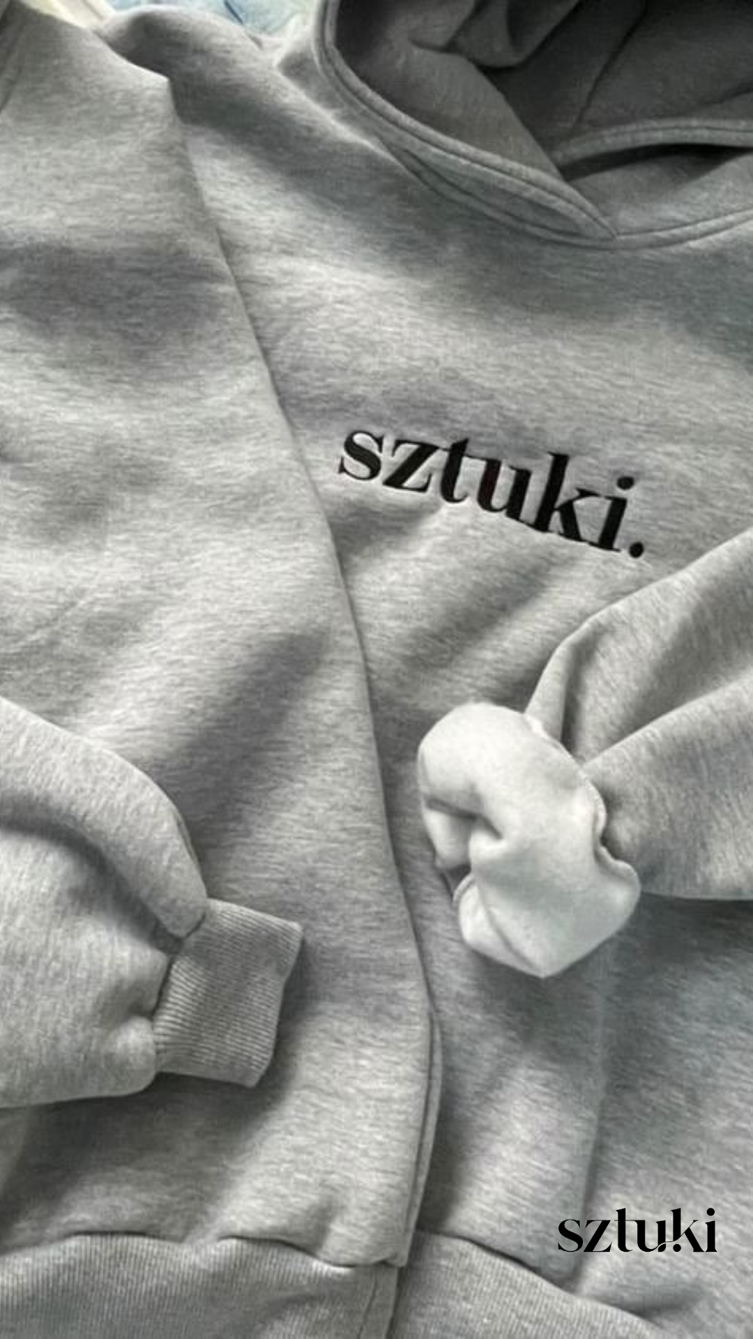 bluza szara z czarnym haftem sztuki - obrazek 9