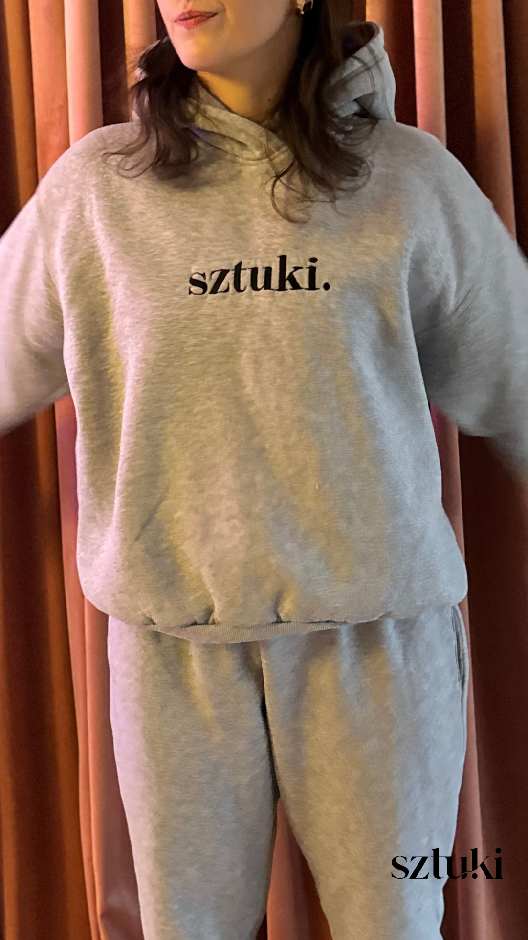 bluza szara z czarnym haftem sztuki - obrazek 3